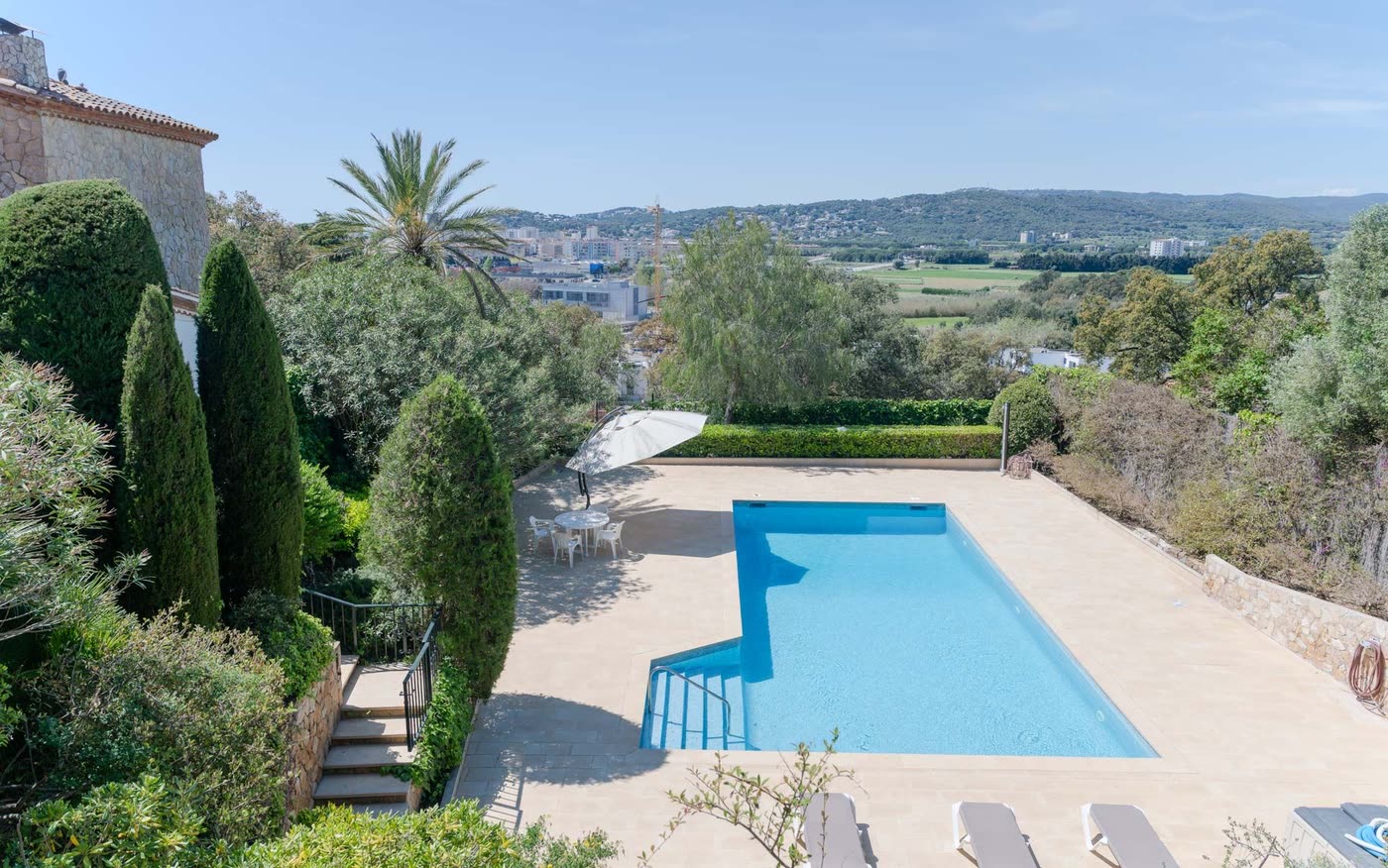 Piscina sobre el valle, con las colinas del Baix Empordà al fondo