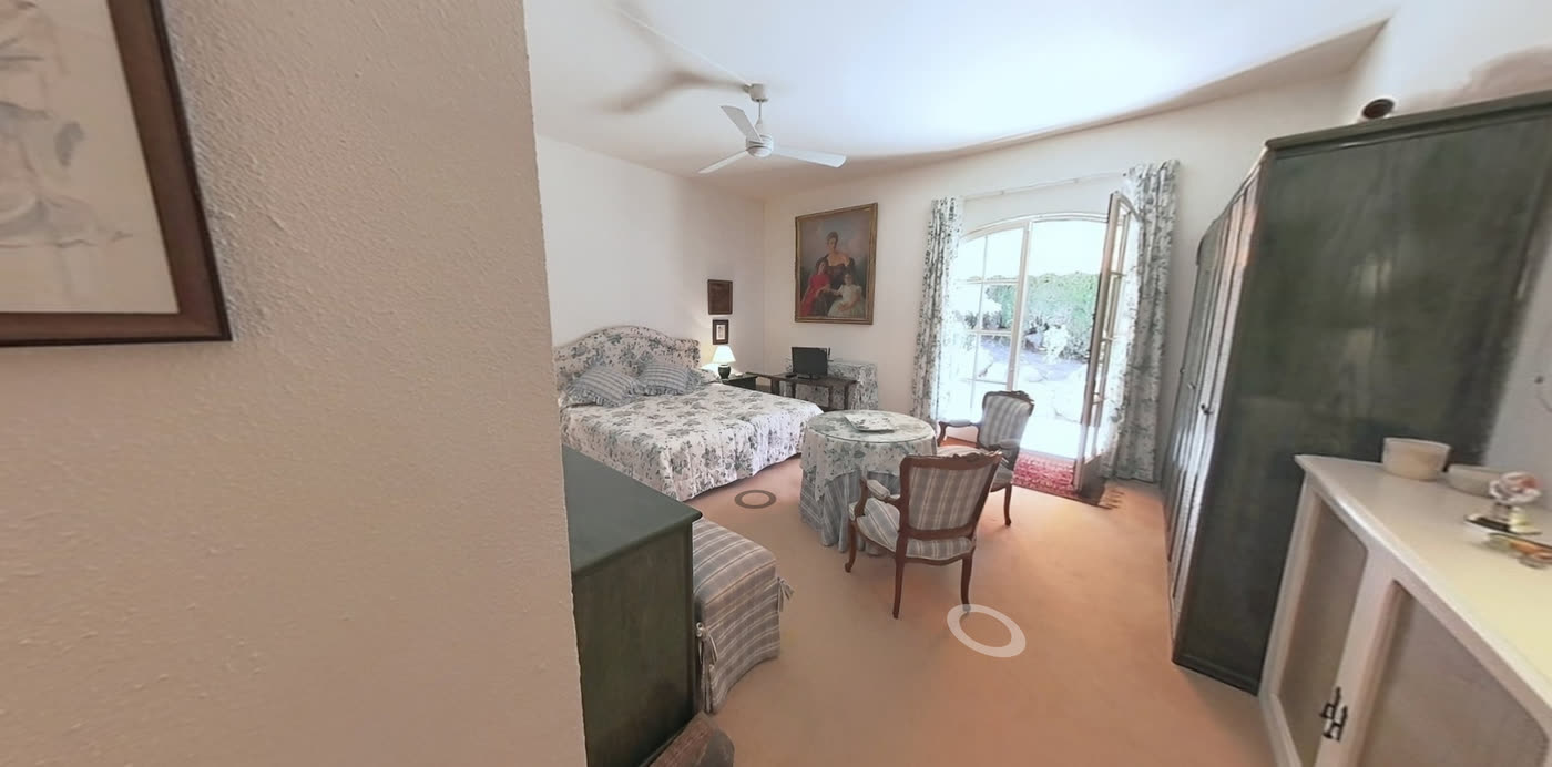 Dormitorio luminoso con ventilador de techo
