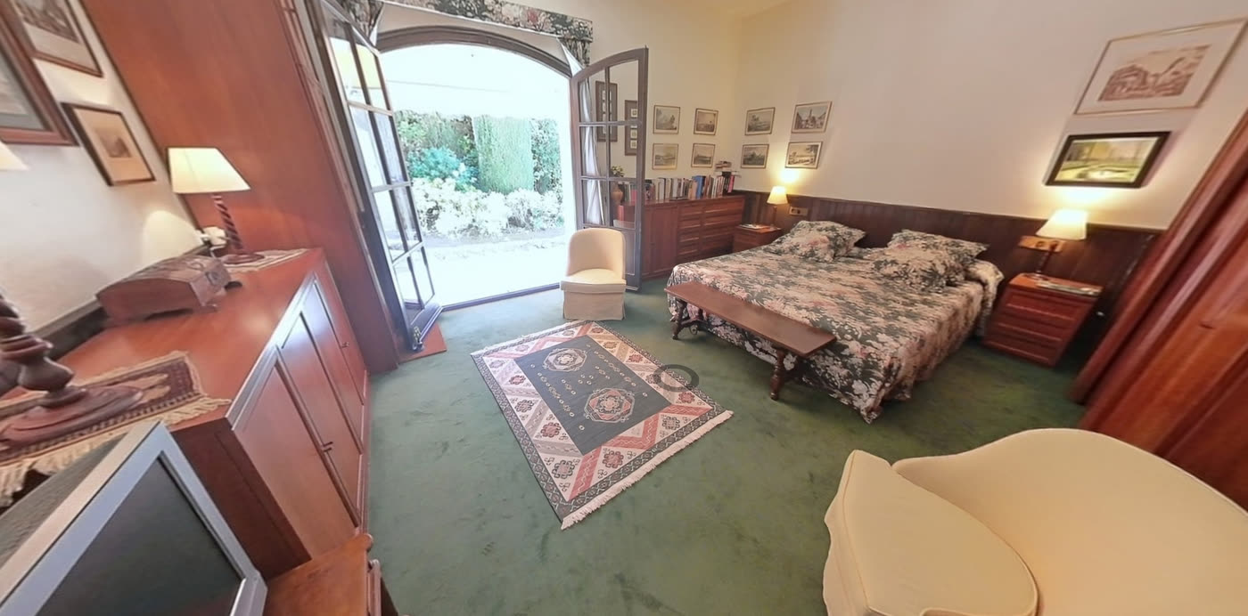 Dormitorio con salida directa al jardín