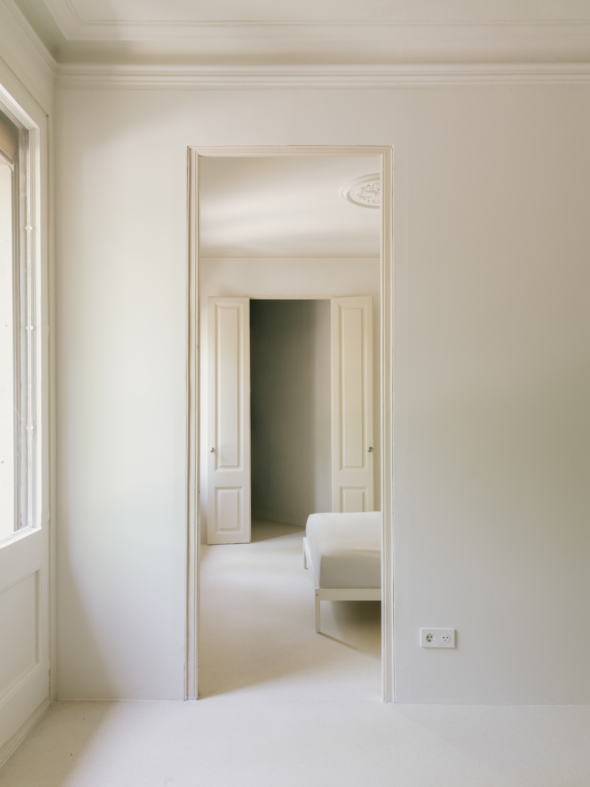 Paso del salón a la habitación, con las molduras originales del techo