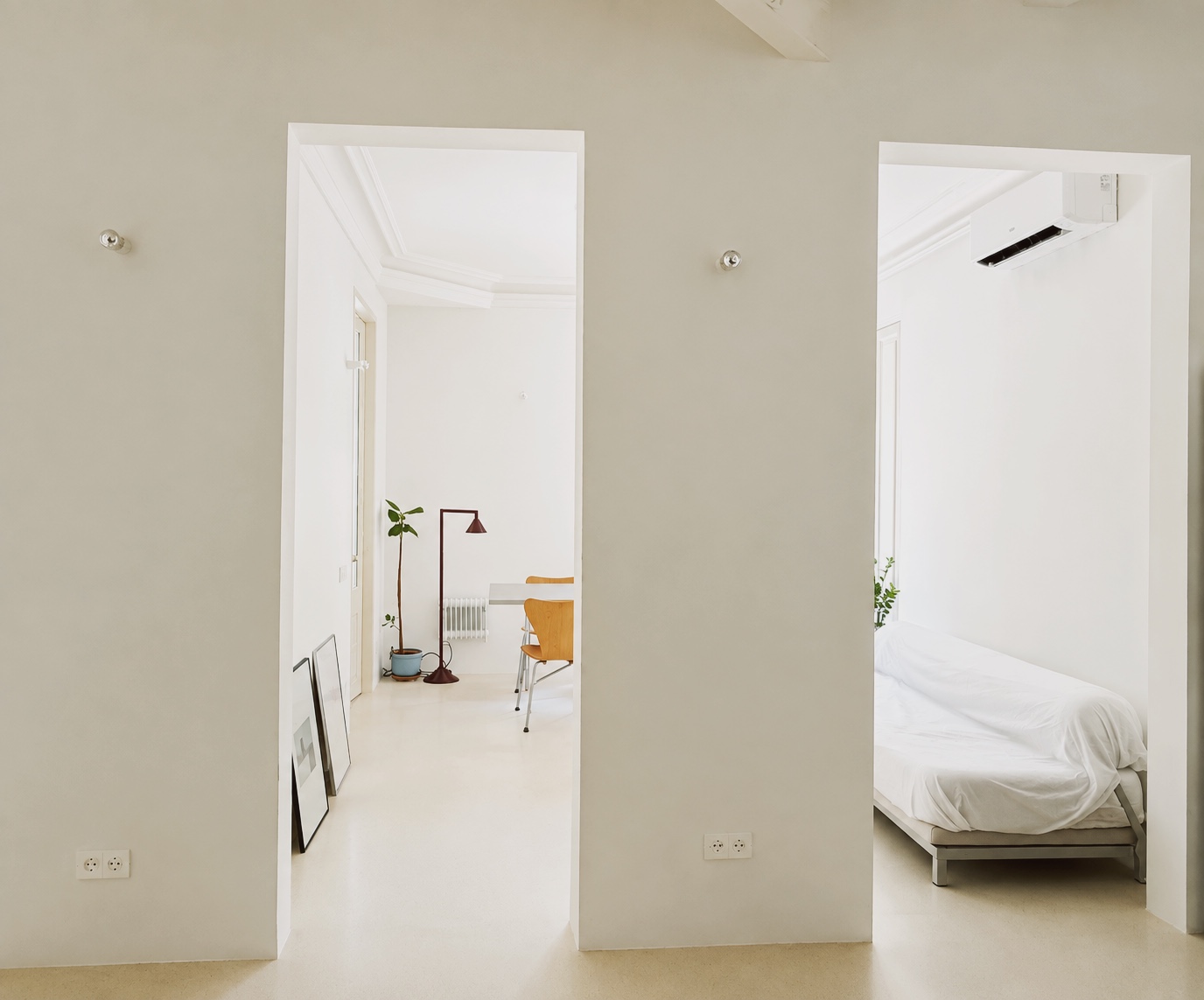 Distribuidor con los vanos a la habitación y al comedor